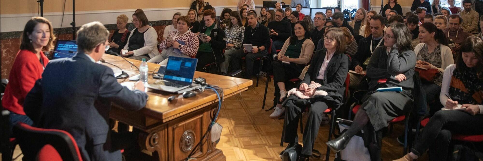 Ellen Heinrichs und Nicht Newman sprechen in Perugia vor Publikum