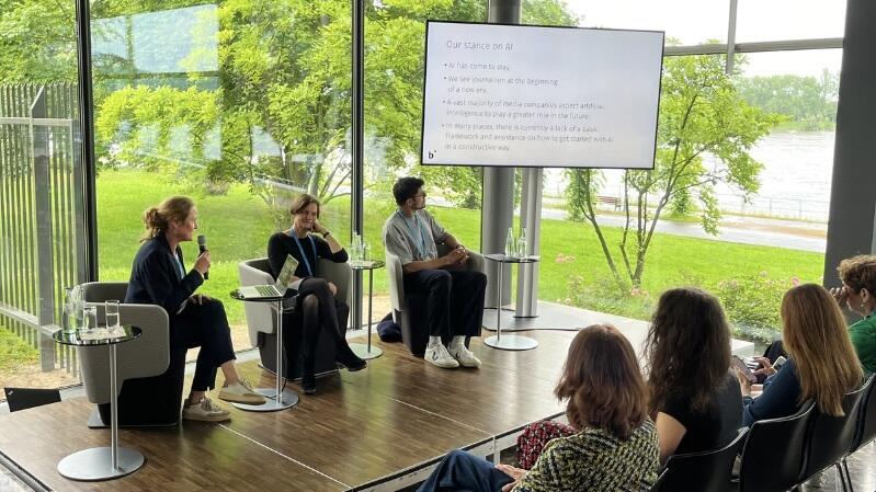 Das Bild zeigt die Panel-Diskussion von Claudia Rittel, Donata Droege und Ranty Islam beim Global Media Forum 2024 zum Thema: KI im Journalismus konstruktiv nutzen.